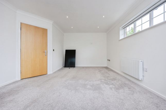11, Alder Road, Aylesbury photo 5