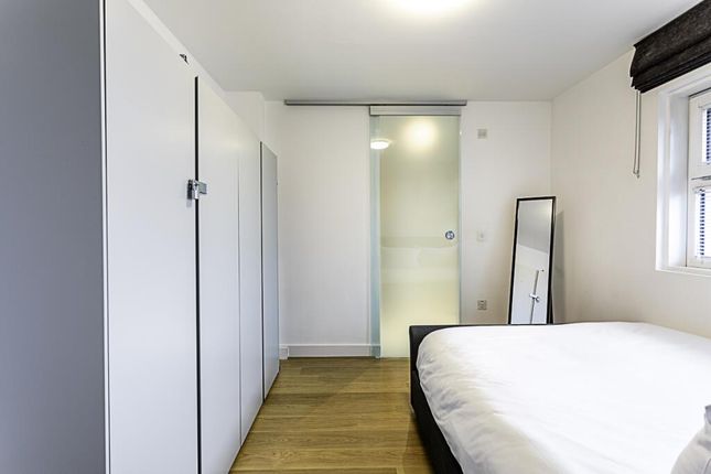 Flat to rent in Empire Square East, Empire Square, London