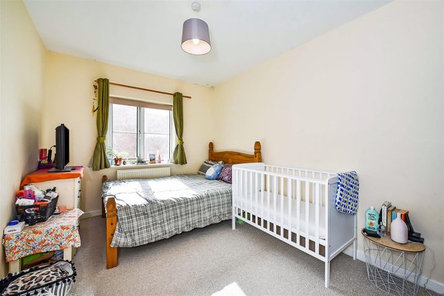 Flat for sale in Lynwood Drive, Andover