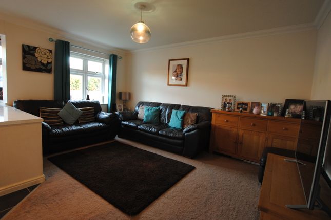 Brighton Road Hooley Coulsdon Cr5 2 Bedroom Flat To Rent