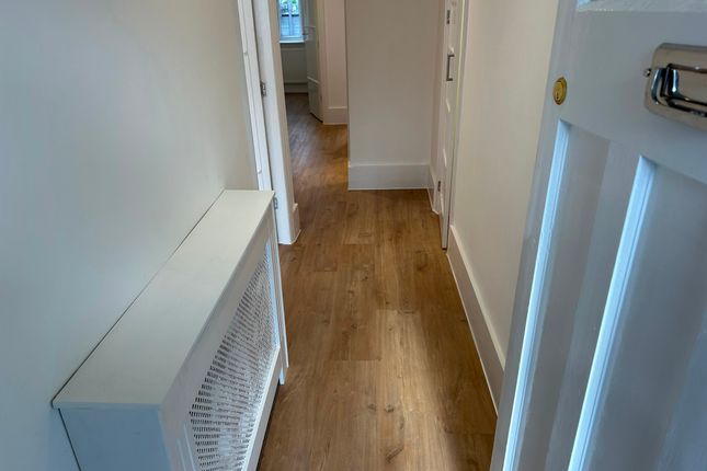 37 Connell Crescent, London photo 4