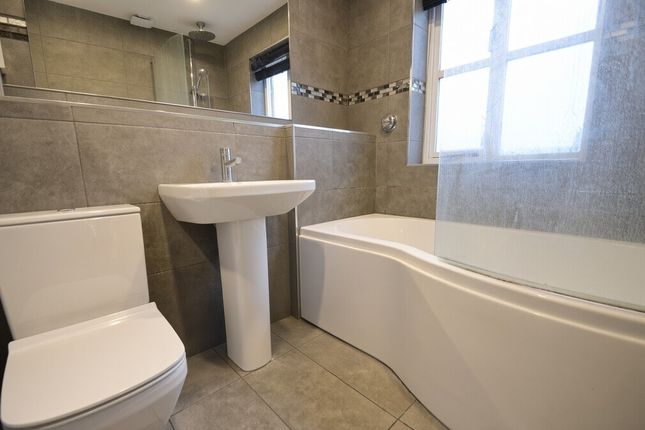 Room 3, 16C, Kings Road, Egham photo 3