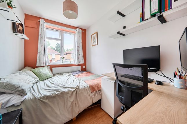 15, Woodgrange Close, Harrow photo 3