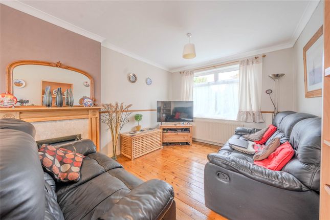 9, Queenshill Garth, West Yorkshire photo 3