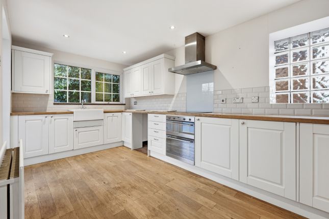 25 Mons Avenue, Billericay, Essex photo 2