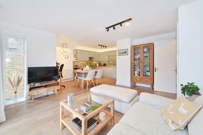 Flat for sale in Victory Place, London