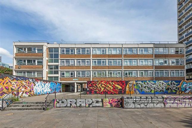 Thumbnail Flat to rent in Charles Square Estate, London