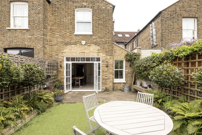 Terraced house to rent in Wallingford Avenue, London