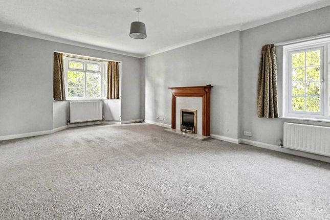 16, Firgrove Court, Surrey photo 2