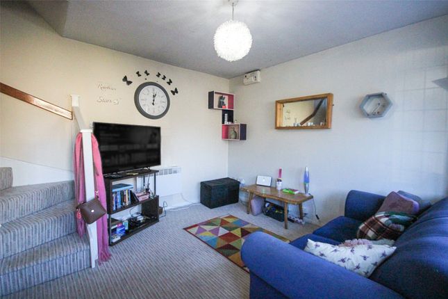 32, Queensbury Close, Bedfordshire photo 2