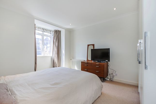 Duplex to rent in Latymer Court, Hammersmith Road, Hammersmith