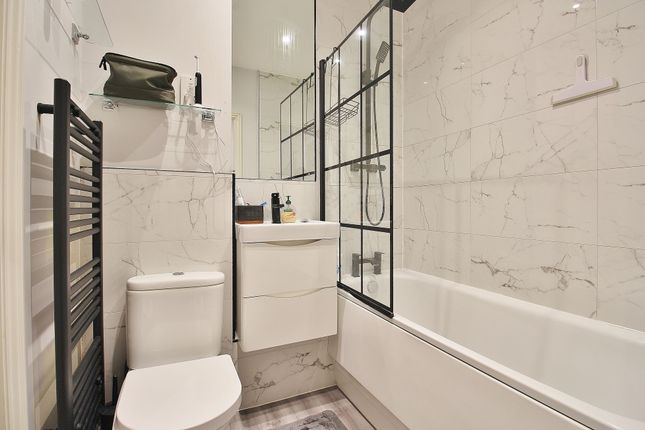 39 Elizabeth Gardens, Isleworth photo 4