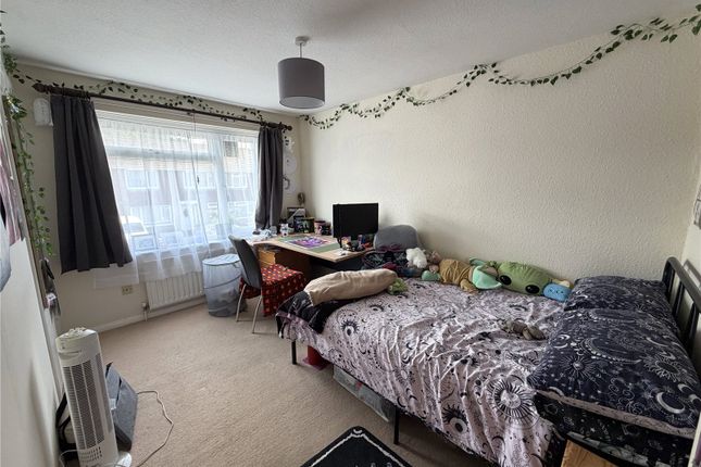 Room C, 125, Roman Way, Surrey photo 2