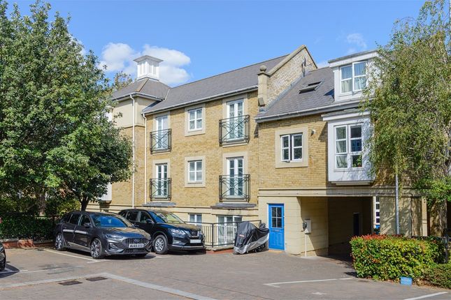 2-bed flat on Kingfisher Drive, Greenhithe, £160,000