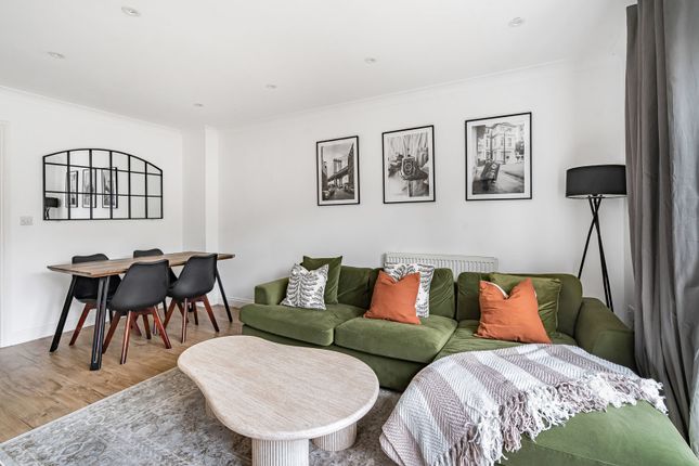 3, Ellerton Way, Farnham photo 4