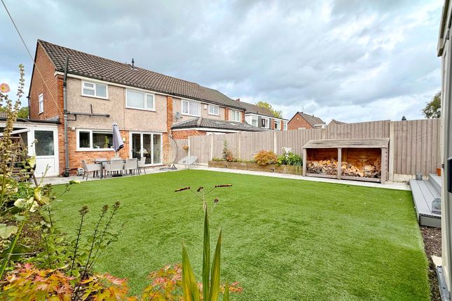 14 Chestnut Drive, Stockport photo 4