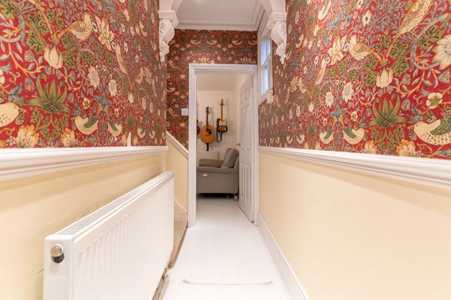 11, Weir Road, Chertsey photo 3
