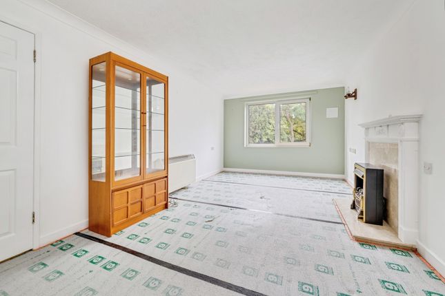 15, Roslan Court, Horley photo 4