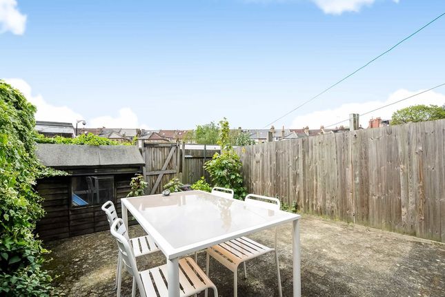34, Hunter Close, London photo 4