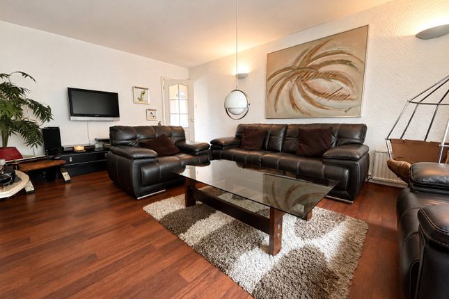 32, Brookside Avenue, Greater Manchester photo 2