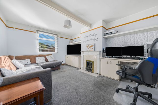 13 Dawes Avenue, Isleworth photo 4