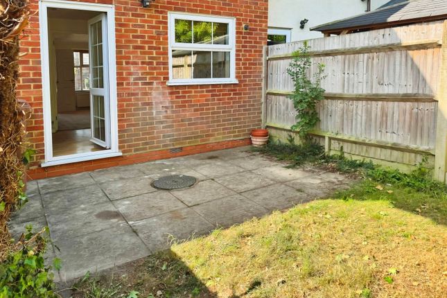 19, Sunderland Close, Reading photo 4