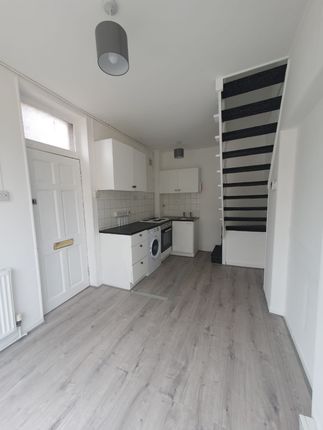 Thumbnail Flat to rent in Oldhill Street, London