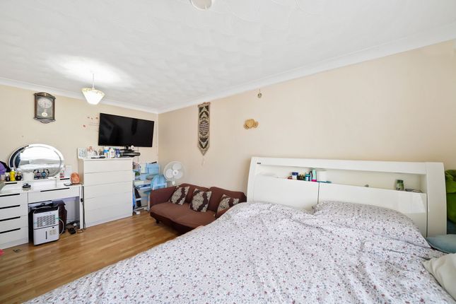 9 Chadview Court Chadwell Heath Lane, Romford photo 4