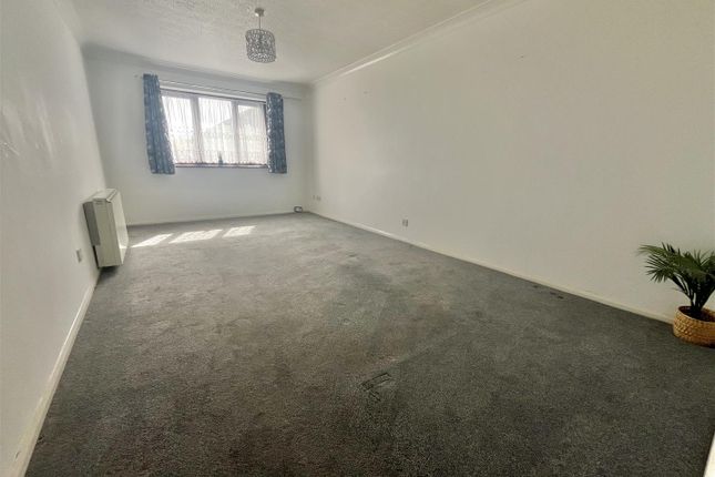 Flat 7, St. Margarets Court, Coppins Road, Clacton-On-Sea photo 3
