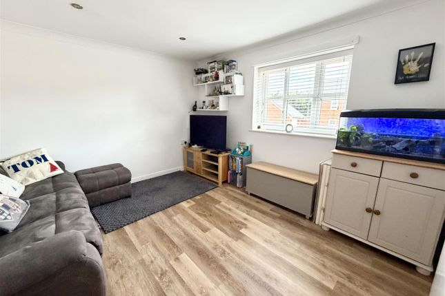 7, Nathan Gardens, Poole photo 3
