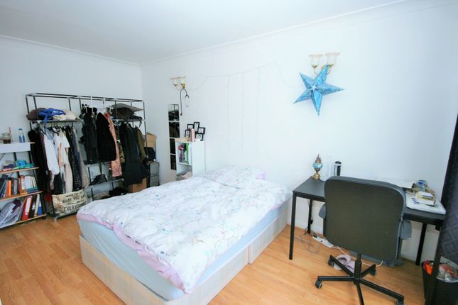 5 Pemberton Court, 39 Portelet Road, London photo 2