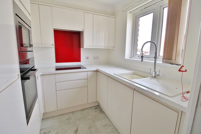 Flat 18,, Nightingale Court, Drayton photo 4