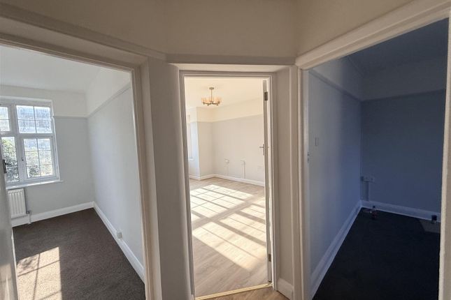 69, Wynash Gardens, Carshalton photo 4