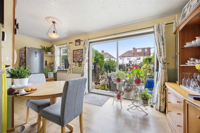13, Dellfield Crescent, Uxbridge photo 3