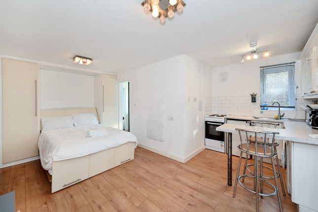 6 Elmley Close, London photo 2