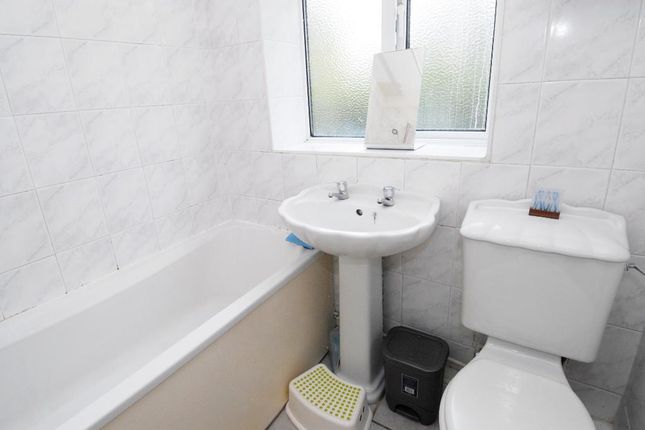 Flat 31, Bushey Court, Bushey Road, Raynes Park photo 5