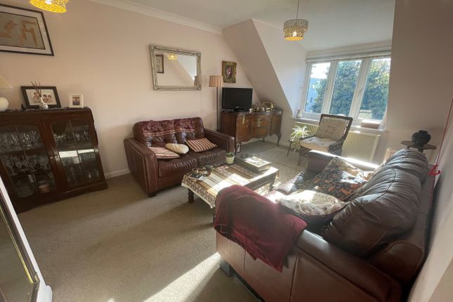 28, Ashley Court, Hatfield photo 3