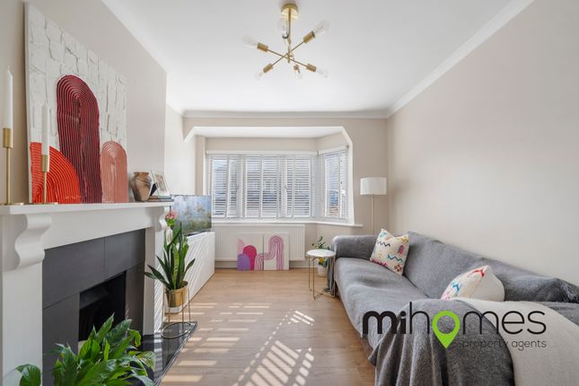Thumbnail Flat for sale in Oakleigh Close, London