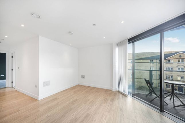 Thumbnail Flat to rent in Churchyard Row, Elephant And Castle, London