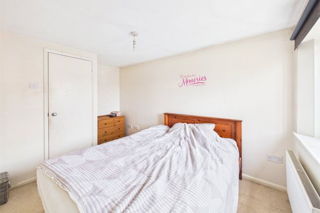 13, Watermans Court, Gloucester photo 4