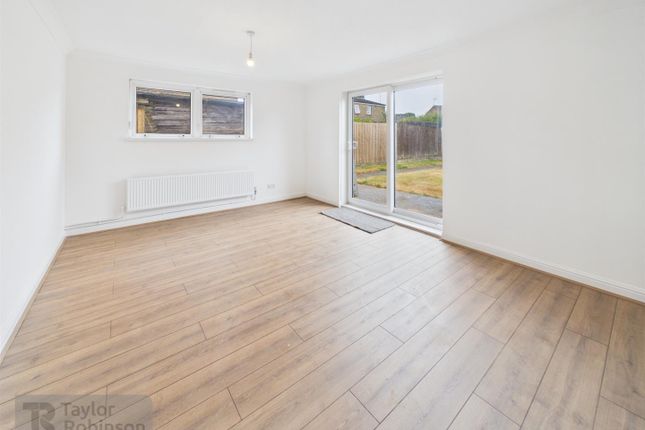 4, Southwark Close, Crawley photo 4
