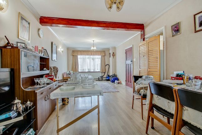 21, Drew Gardens, Greenford photo 4