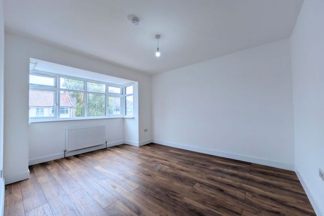 Flat 2, 22, Garrick Road, Greenford photo 2
