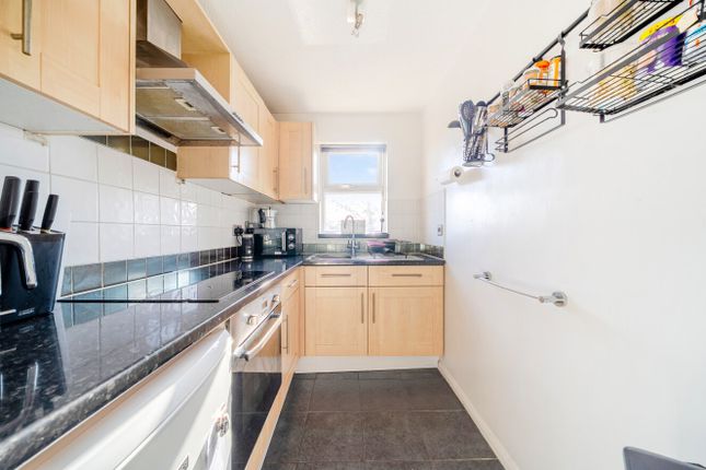 15, Bradfield Close, Surrey photo 4