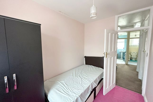 Thumbnail Room to rent in Dovercourt Avenue, Thornton Heath, Surrey