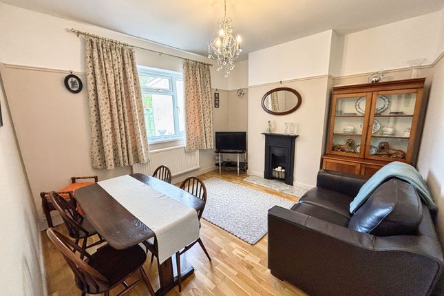 8 Oaklands Drive, Bridgend photo 3
