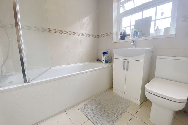 Room 4, 16, Lime Tree Road, Hounslow photo 3