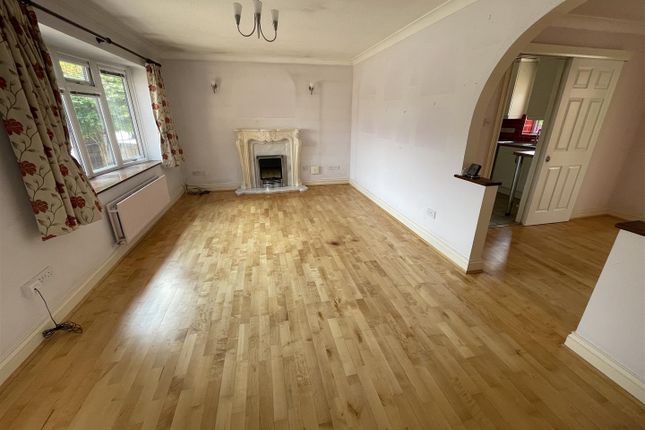 21, Fox Meadows, Crewkerne photo 4