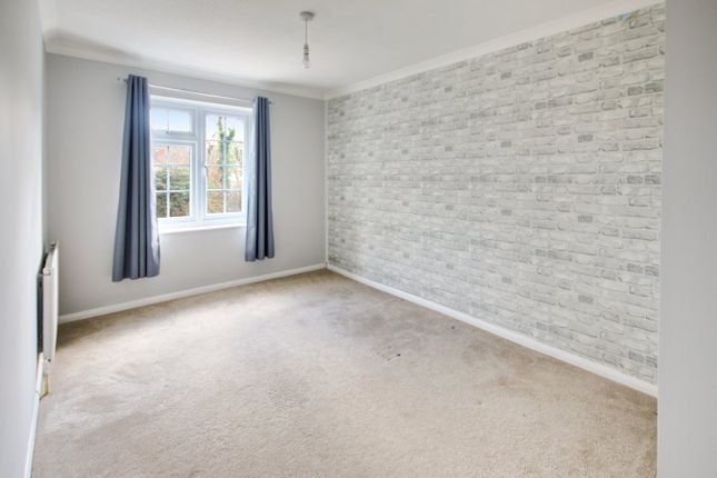 43, Woodbury Avenue, East Grinstead photo 4