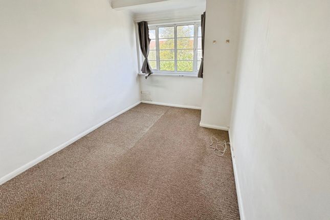26 Leigh Heath Court, London Road, Leigh-On-Sea photo 4